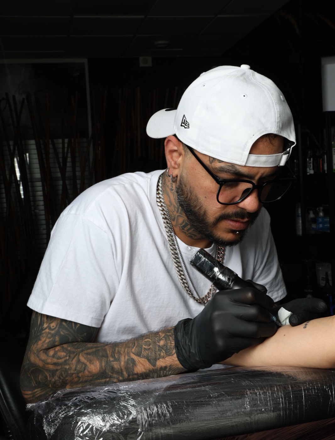 MJ aan het werk in MJ Tattoo Studio